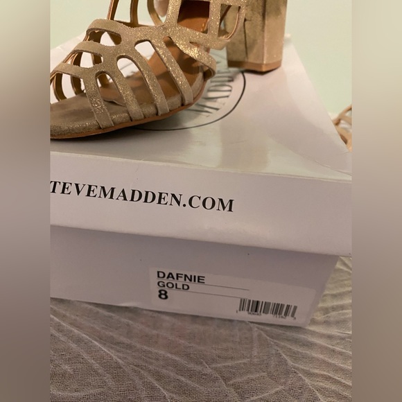 Steve Madden Daphne Gold Sandal. Size 8 - Picture 2 of 7